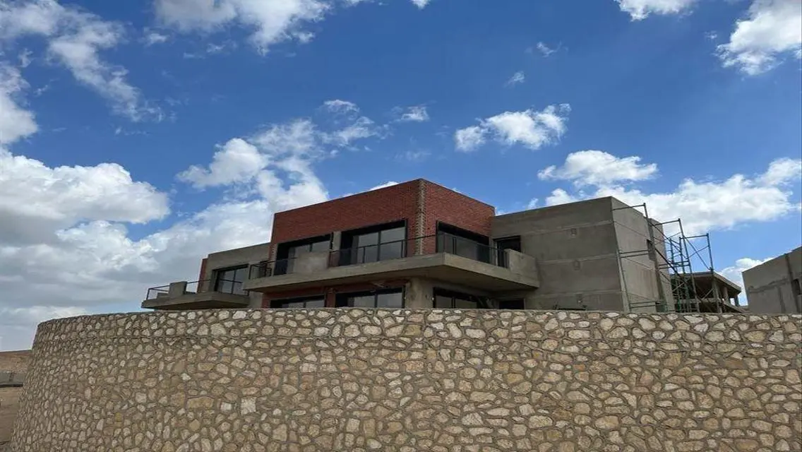 شقة فاخرة للبيع بإطلالة على البحيرة