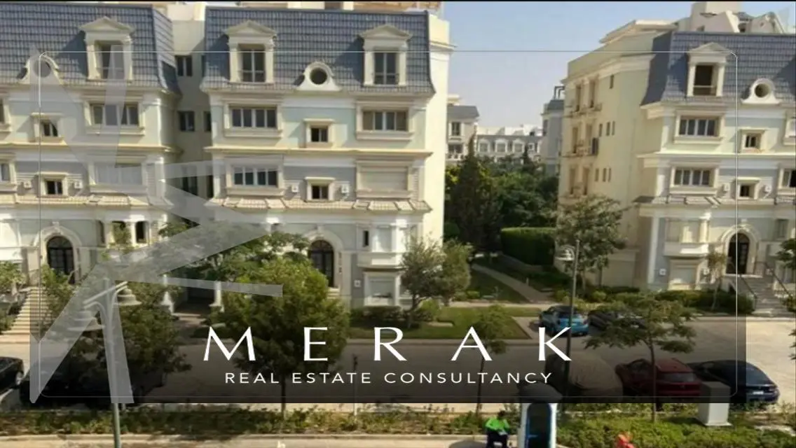 فيلا فاخرة مع حديقة خاصة ومسبح مشترك للبيع