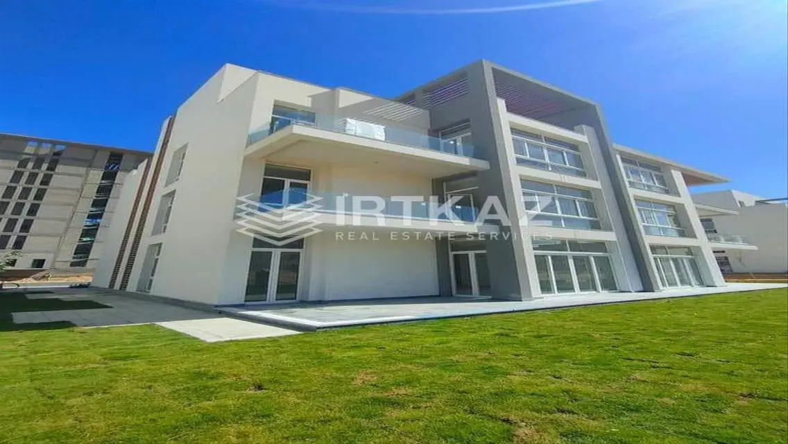 شقة فاخرة بتصميم حديث مع حديقة