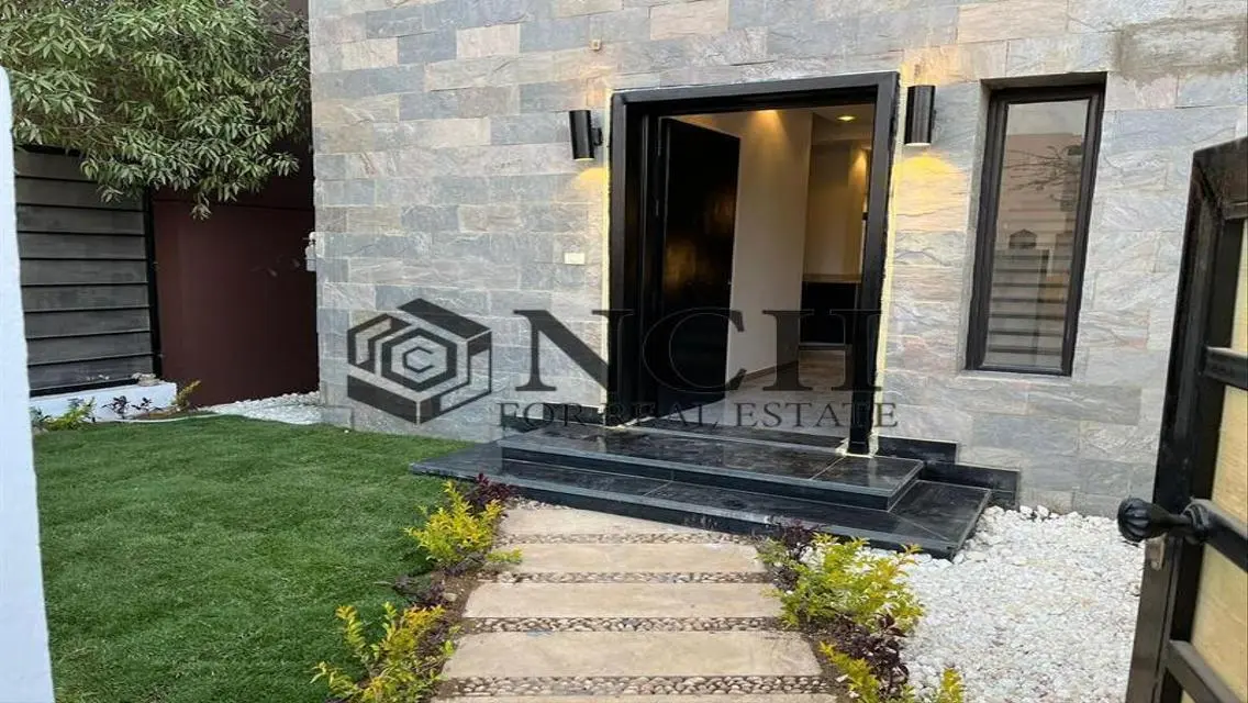 فيلا فاخرة للبيع بمساحة واسعة وإطلالات رائعة على البحيرات
