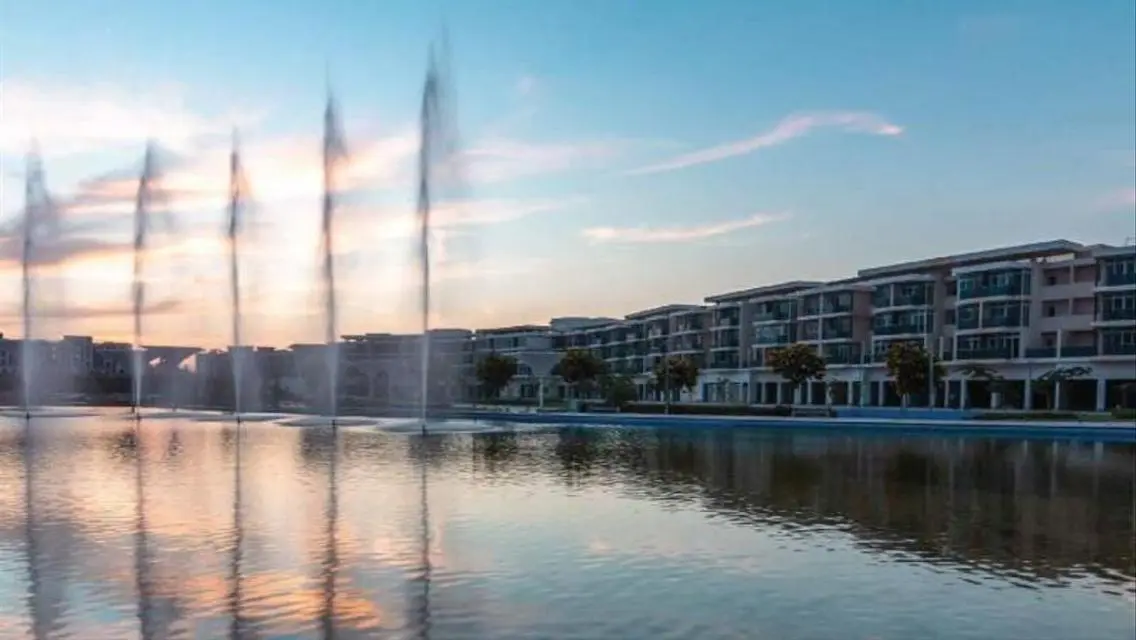 Luxury Apartment Overlooking Lakes