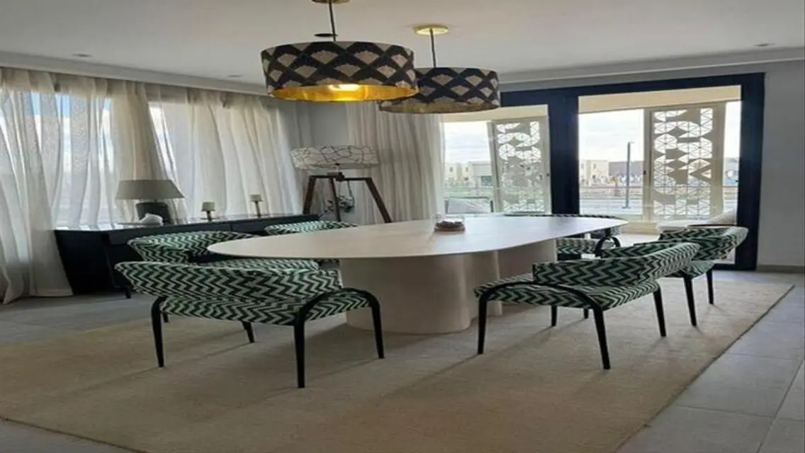 Luxury Apartment Overlooking Lakes