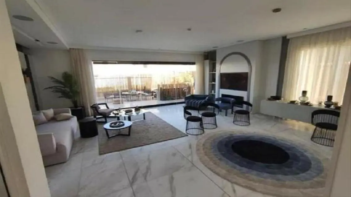 Luxury Apartment Overlooking Lakes