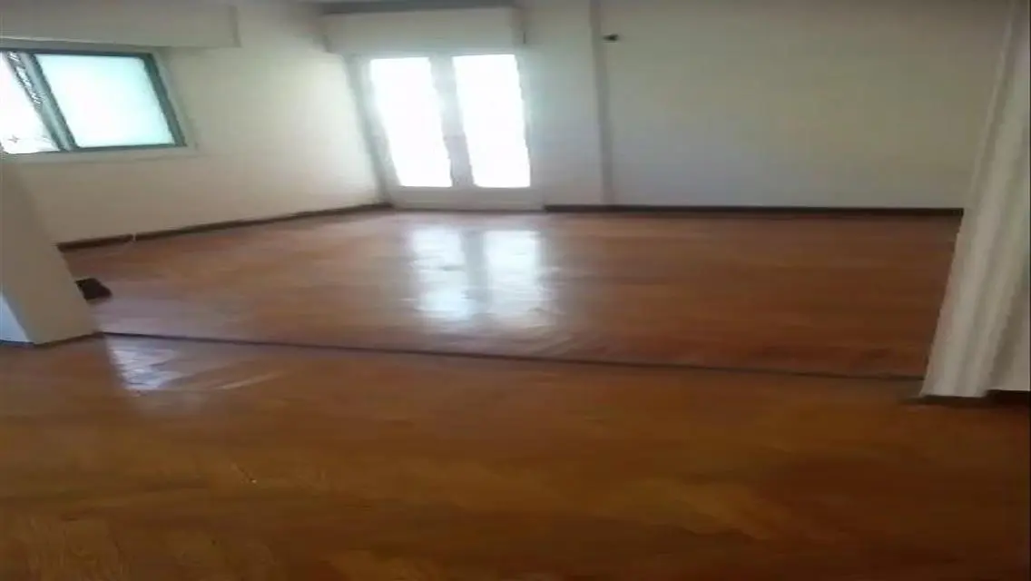 شقة فاخرة مع شرفة للإيجار