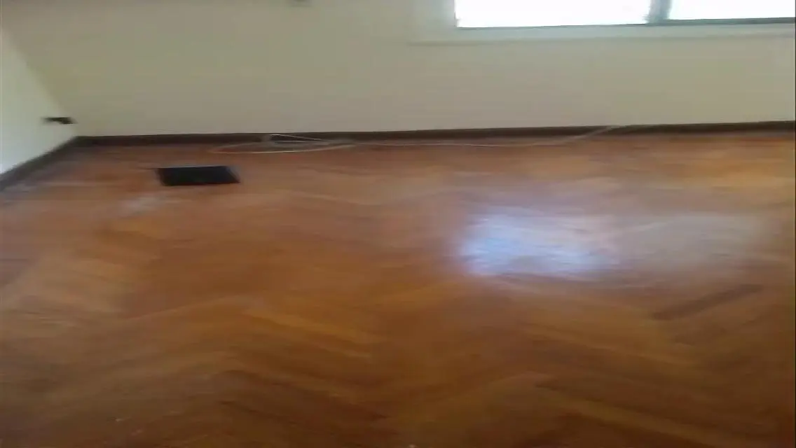 شقة فاخرة مع شرفة للإيجار