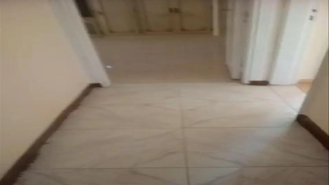 شقة فاخرة مع شرفة للإيجار