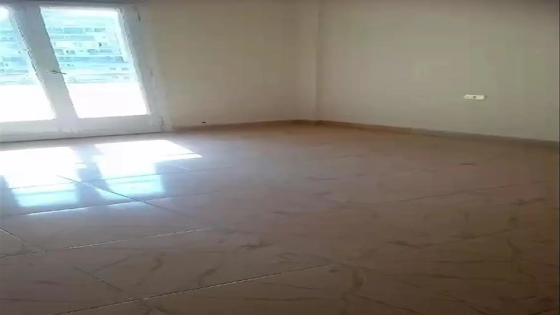 شقة فاخرة مع شرفة للإيجار