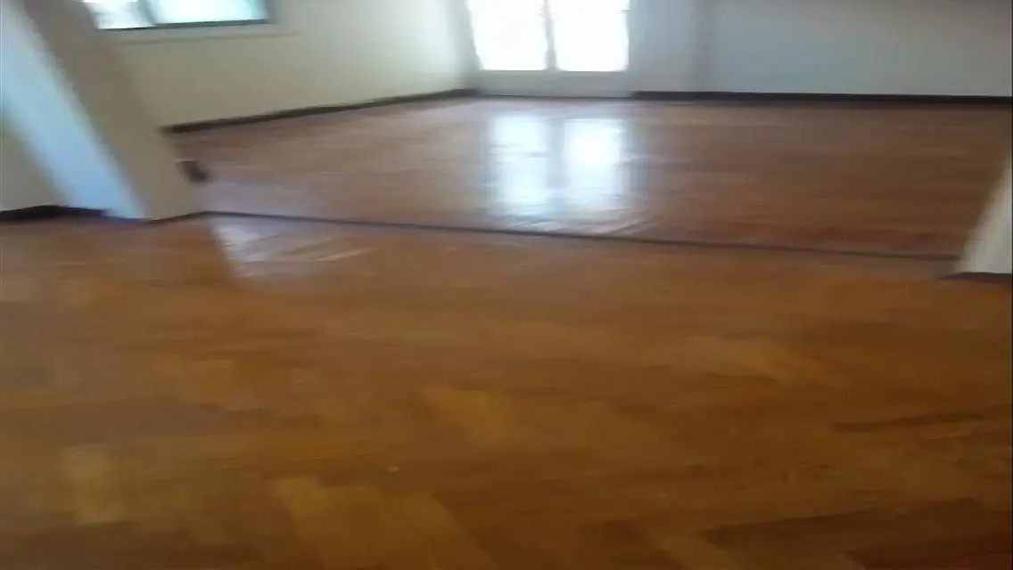 شقة فاخرة مع شرفة للإيجار