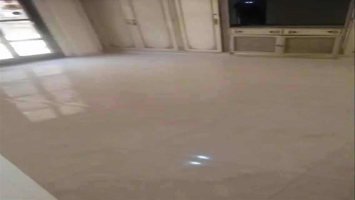 شقة فاخرة مع شرفة للإيجار