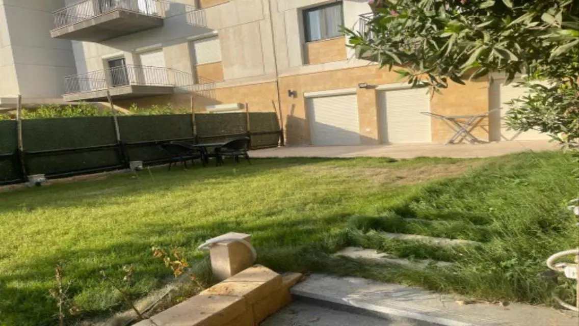 شقة فاخرة 250 متر مربعة مع حديقة خاصة