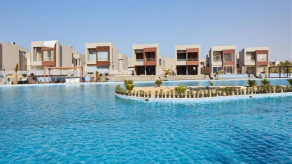 شقة فاخرة تطل على بحيرة للبيع بسعر مغري