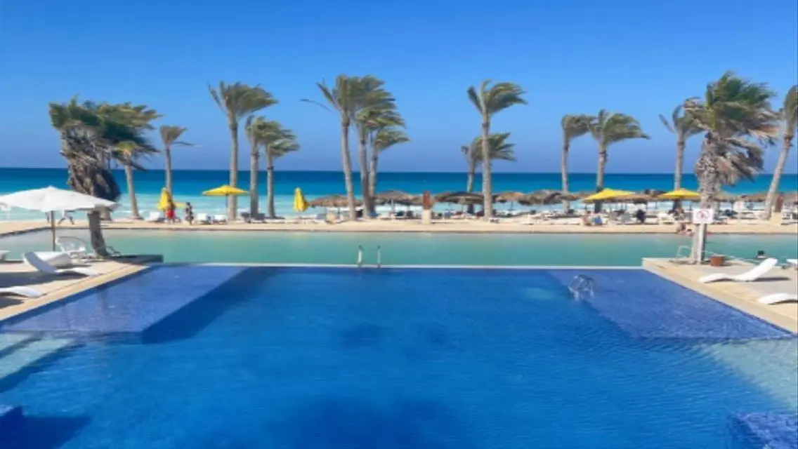 شقة فاخرة تطل على بحيرة للبيع بسعر مغري
