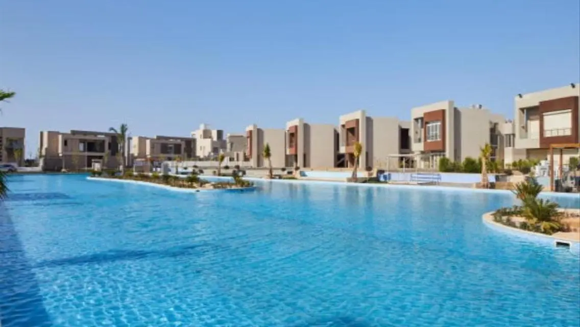 شقة فاخرة تطل على بحيرة للبيع بسعر مغري