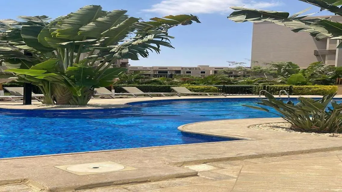 شقة فاخرة بمساحة شاسعة مع حديقة خاصة ومسبح