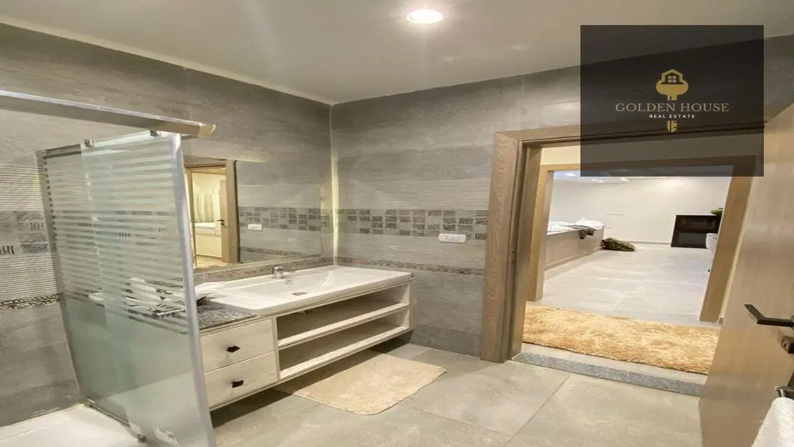 2 Bedroom Lake View Apartment - Stunning Views