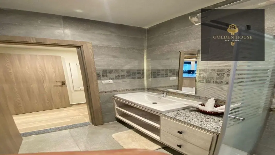 2 Bedroom Lake View Apartment - Stunning Views