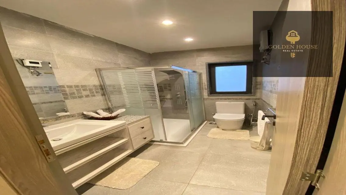 2 Bedroom Lake View Apartment - Stunning Views