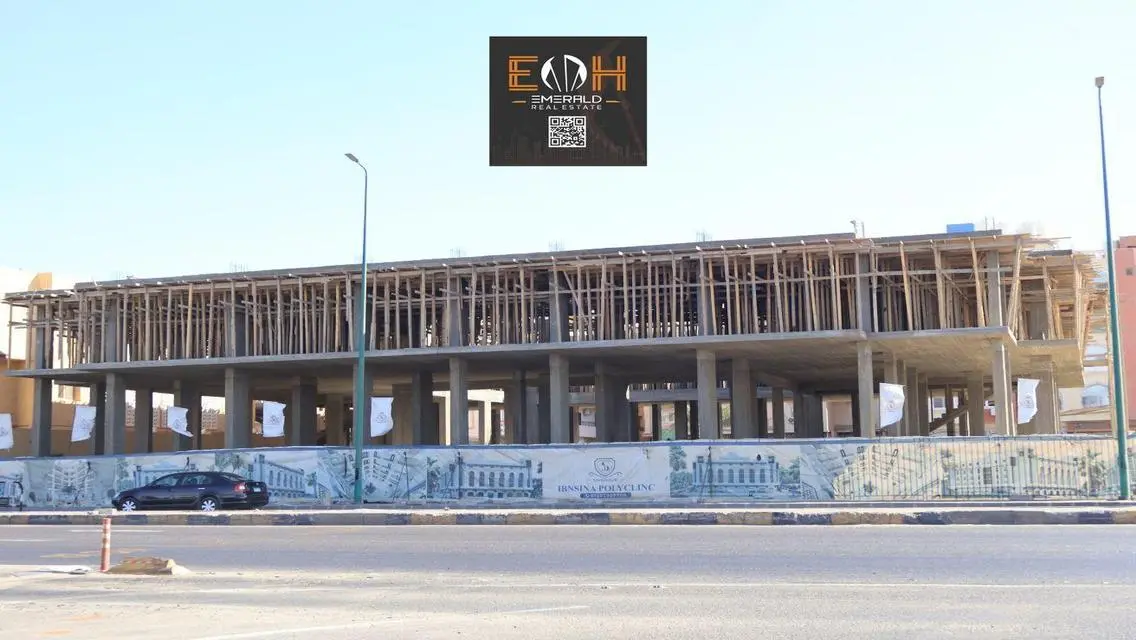 عقار متميز بمساحة واسعة وإمكانيات متكاملة