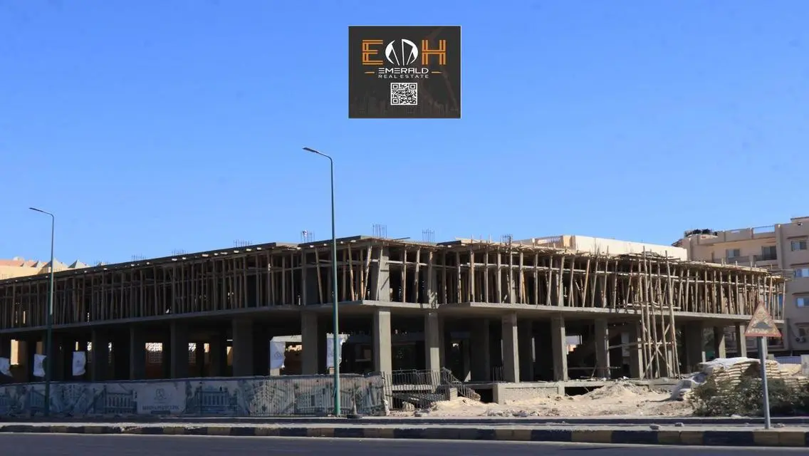Spacious Property Available Now - 1600 m²