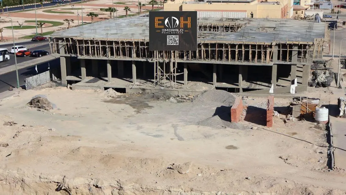 Spacious Property Available Now - 1600 m²