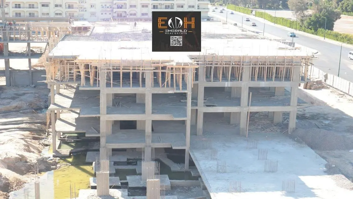 Luxury Apartment with Balcony and Shared Pool in the Heart of the City