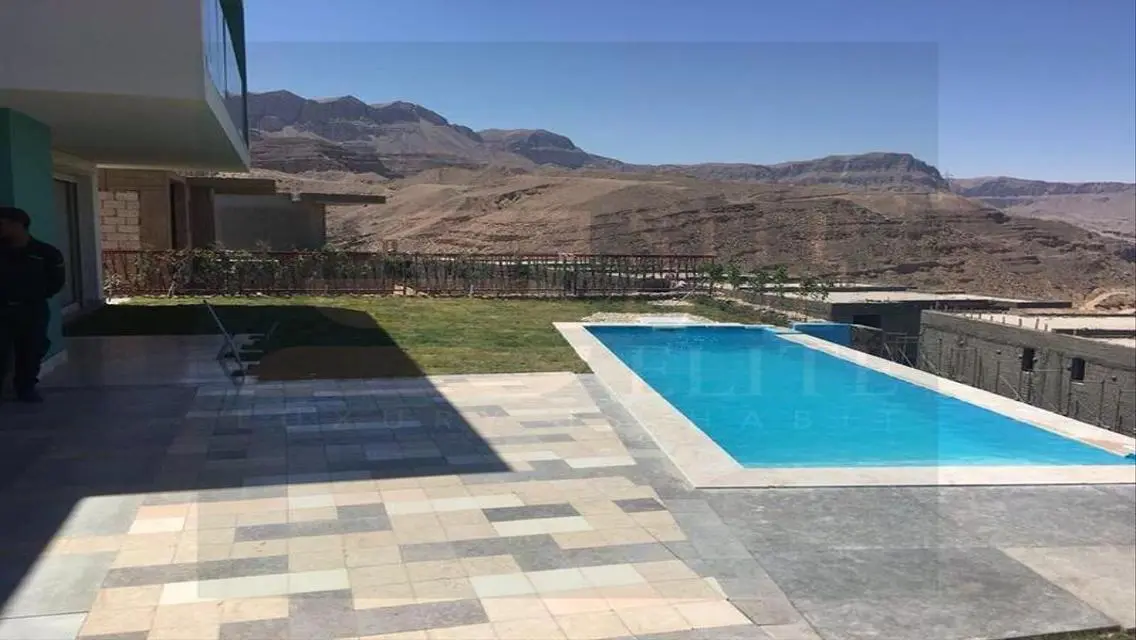 فيلا للبيع على البحر في المونت جلالة بمقدم 5%