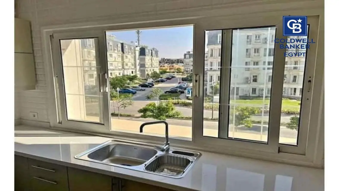 I Villa Roof Resal With a Prime Location Ln Aliva