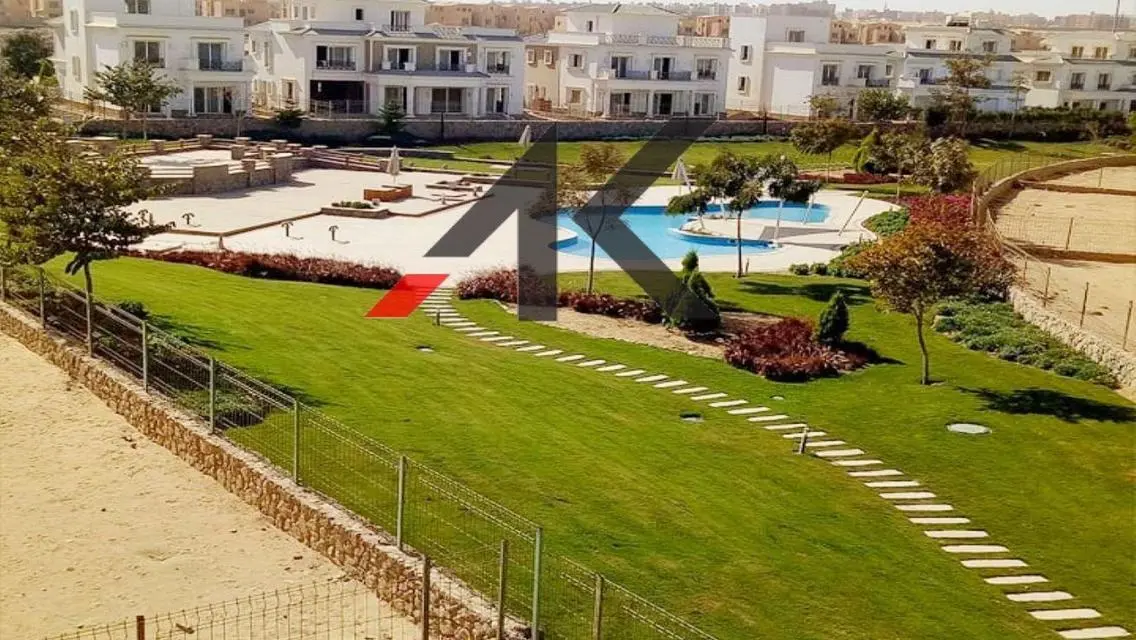 فيلا كاملة التشطيب بحمام سباحة للبيع-ماونتن فيو 2