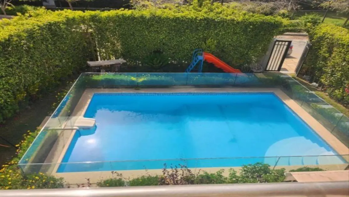 فيلات فاخرة للبيع بمسبح خاص وحديقة