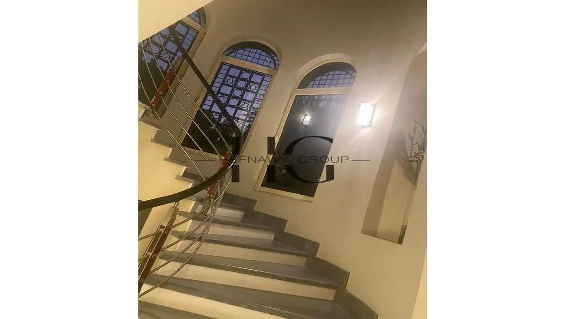 فيلا للبيع بموقع متميز في بالم هيلز مفروشه بالكامل