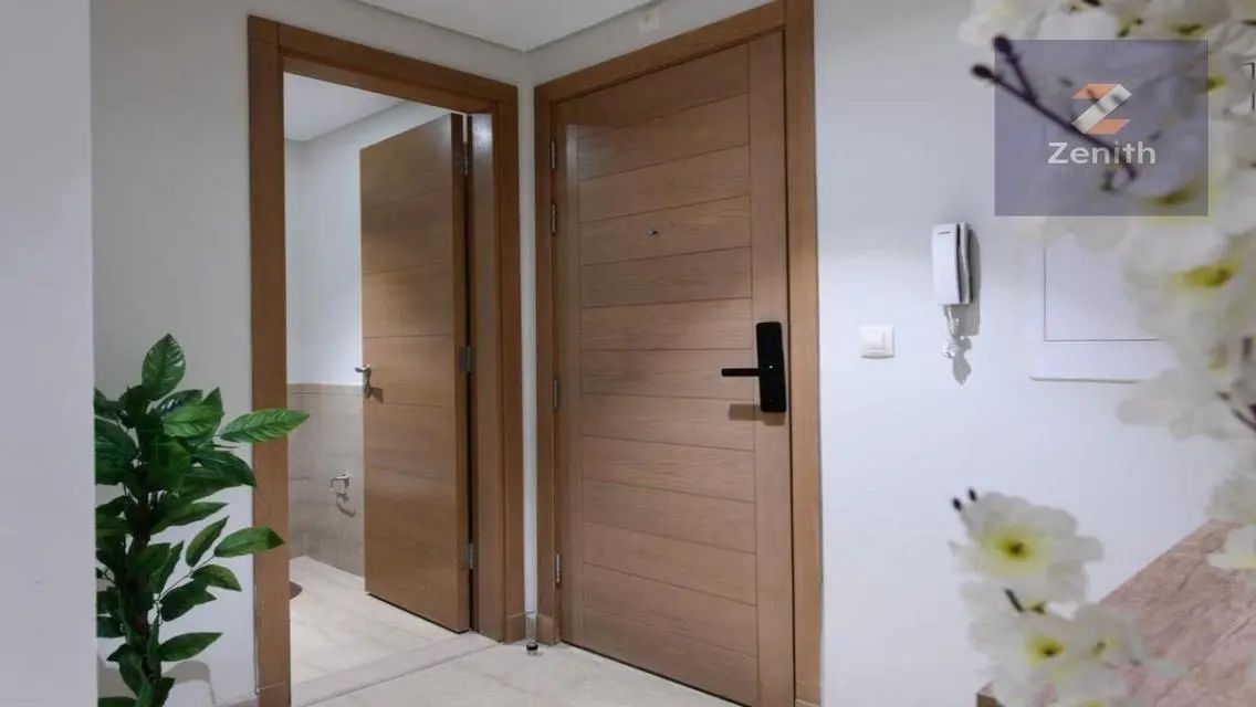 Luxury Hotel-Style Furnishing with Lake&amp; Boulevar