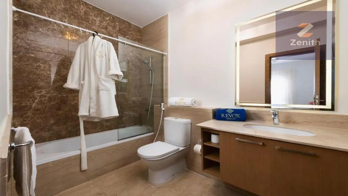 Luxury Hotel-Style Furnishing with Lake&amp; Boulevar