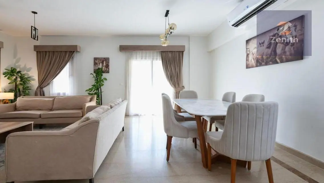 Luxury Hotel-Style Furnishing with Lake&amp; Boulevar