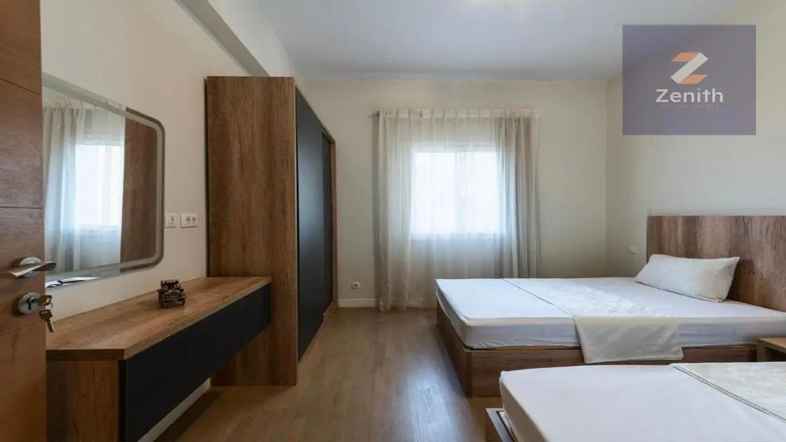 Luxury Hotel-Style Furnishing with Lake&amp; Boulevar