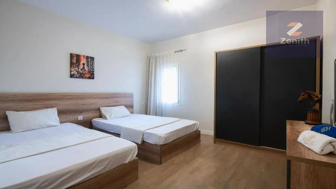 Luxury Hotel-Style Furnishing with Lake&amp; Boulevar