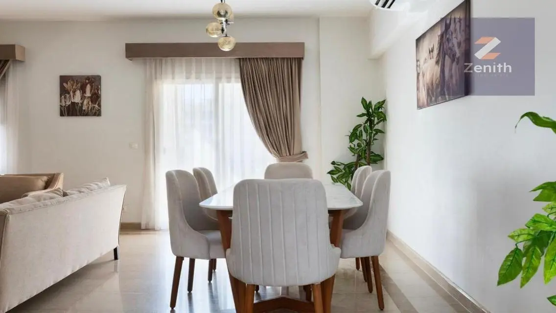 Luxury Hotel-Style Furnishing with Lake&amp; Boulevar