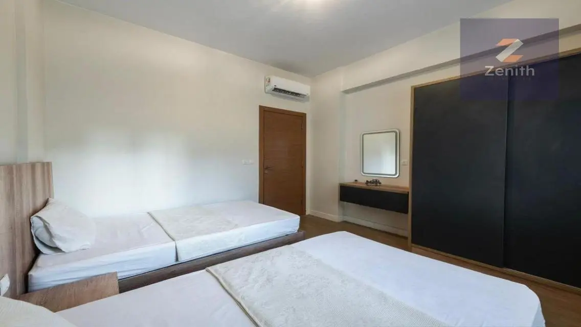 Luxury Hotel-Style Furnishing with Lake&amp; Boulevar