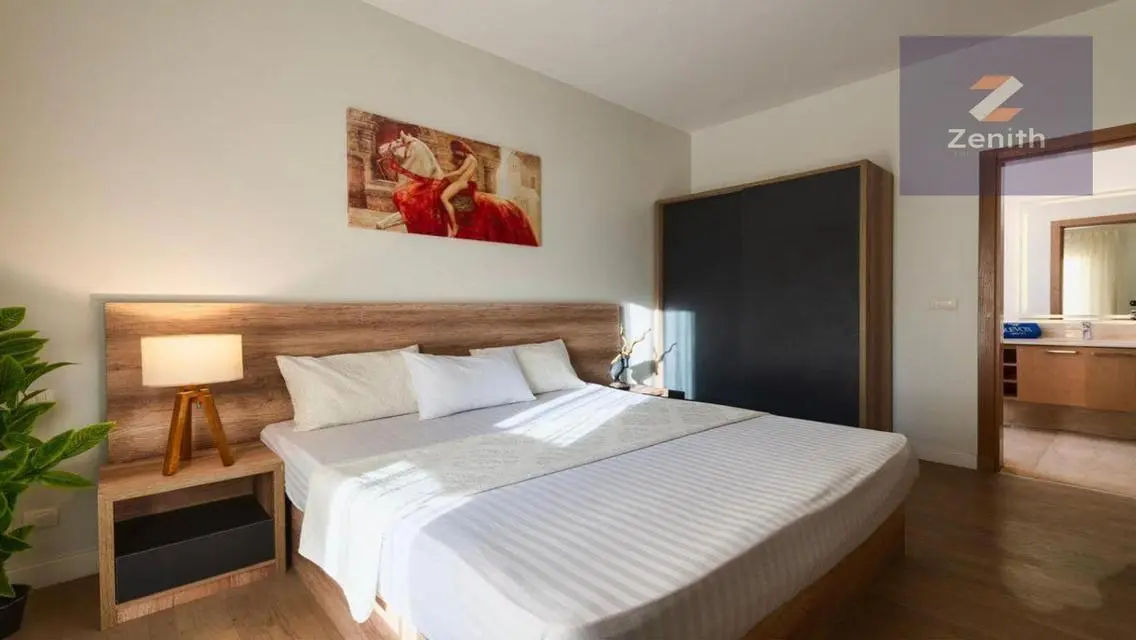 Luxury Hotel-Style Furnishing with Lake&amp; Boulevar