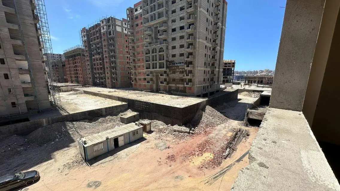 Luxurious Apartment with Spacious Layout in Integrated Community