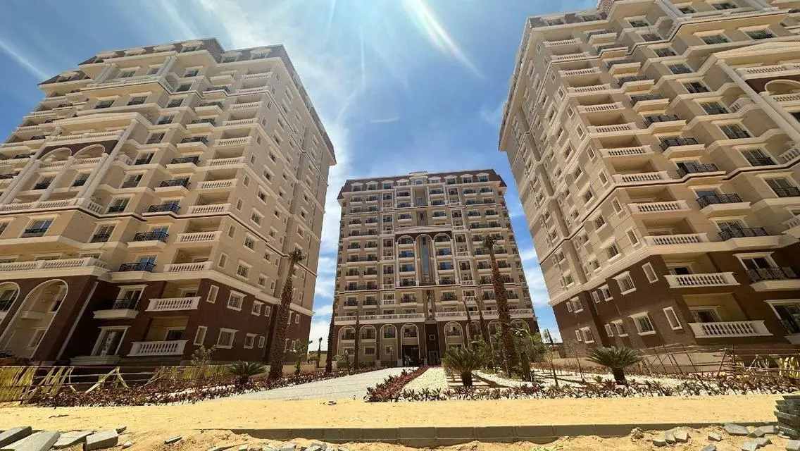 Luxurious Apartment with Spacious Layout in Integrated Community