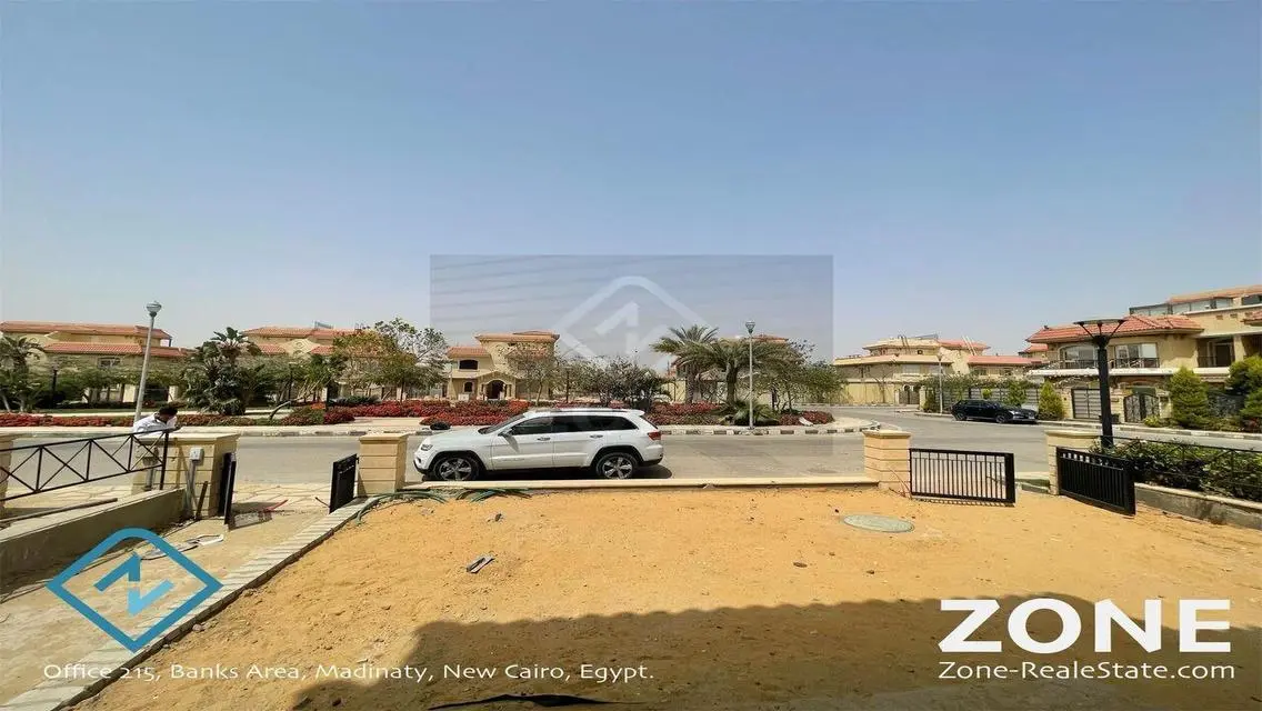 منزل فاخر بحديقة خاصة ومسبح في الموقع
