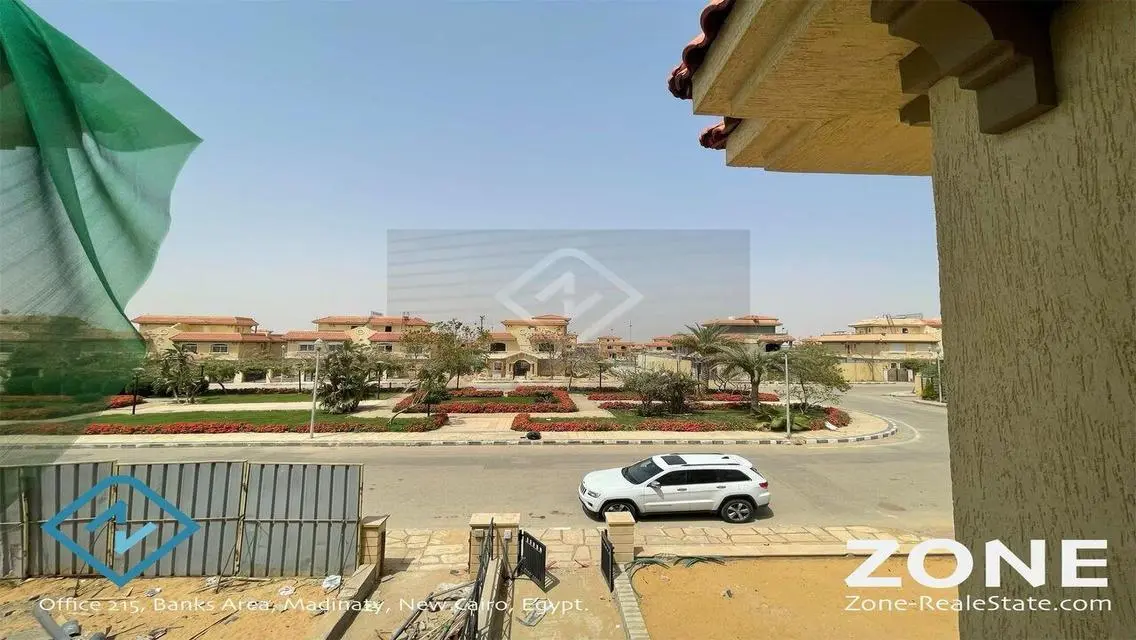 منزل فاخر بحديقة خاصة ومسبح في الموقع