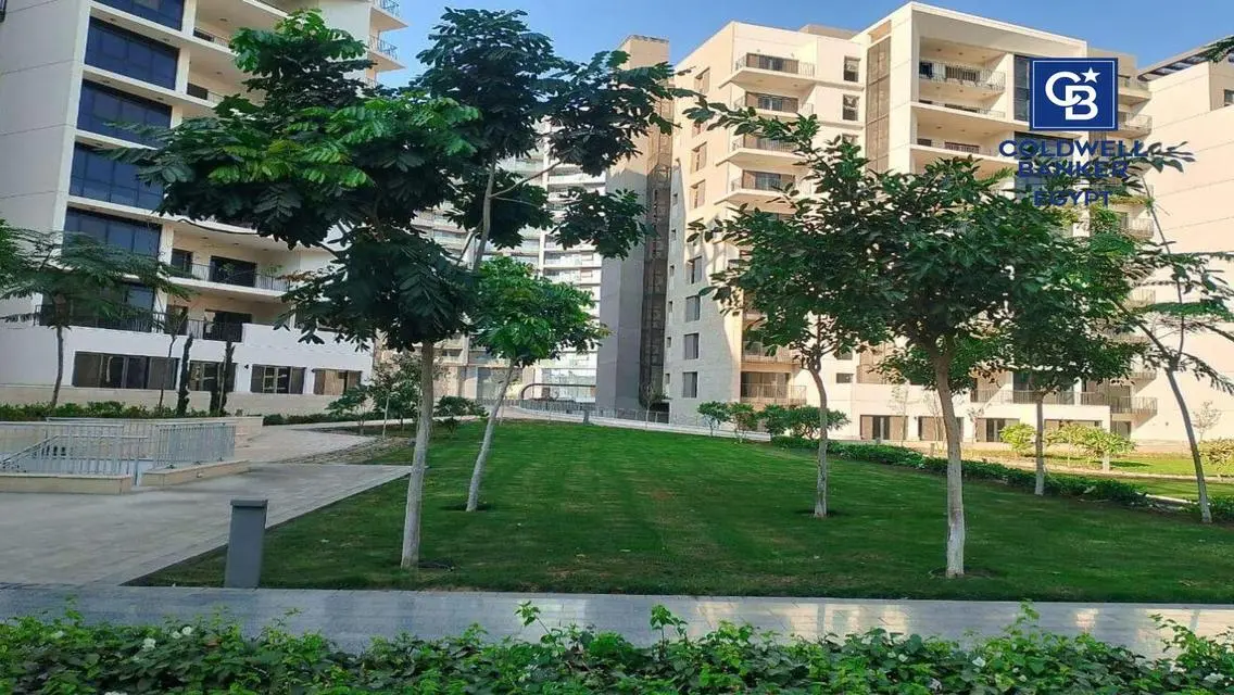 Luxurious Villa in Sheikh Zayed with Private Lakes