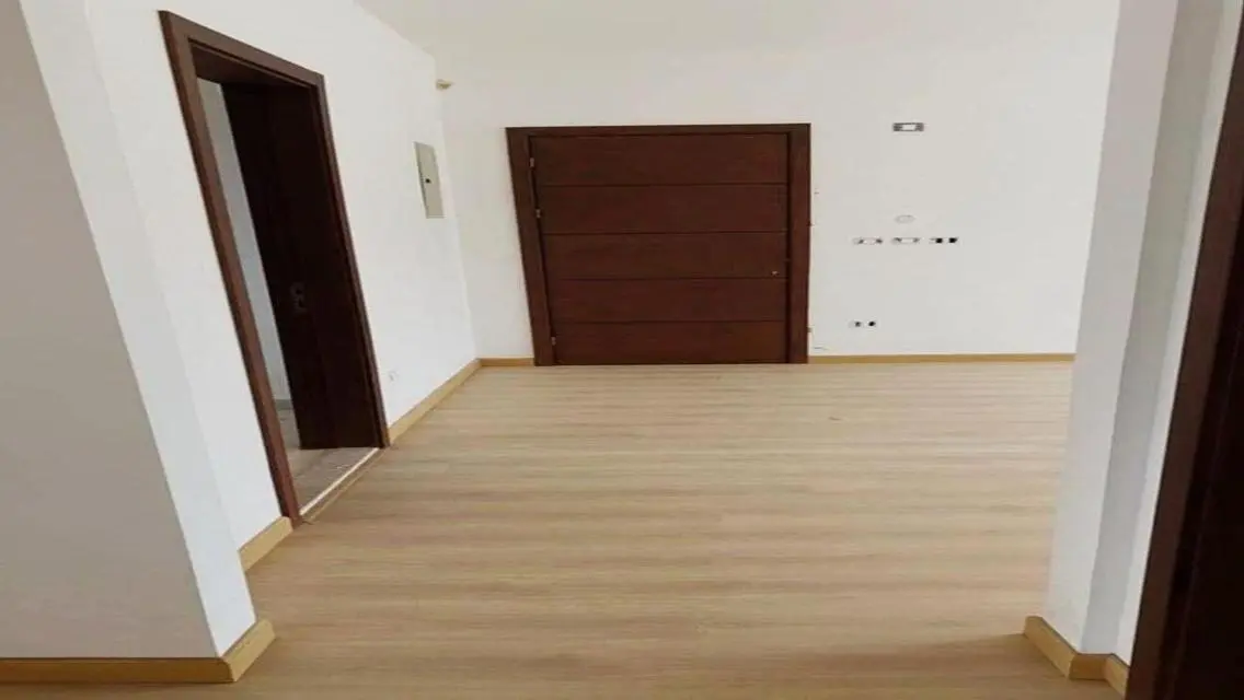 شقه جاهزه للسكن فورى بجاردن متشطبه بالشيخ زايد.