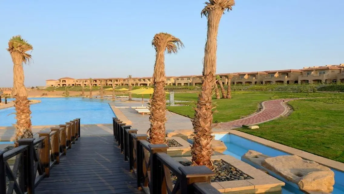 شاليه للبيع فى تلال السخنه مرحلة  shores فيو لاجون