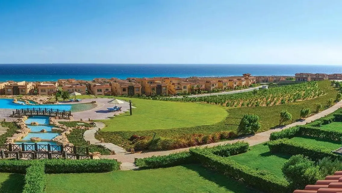 شاليه للبيع فى تلال السخنه مرحلة  shores فيو لاجون