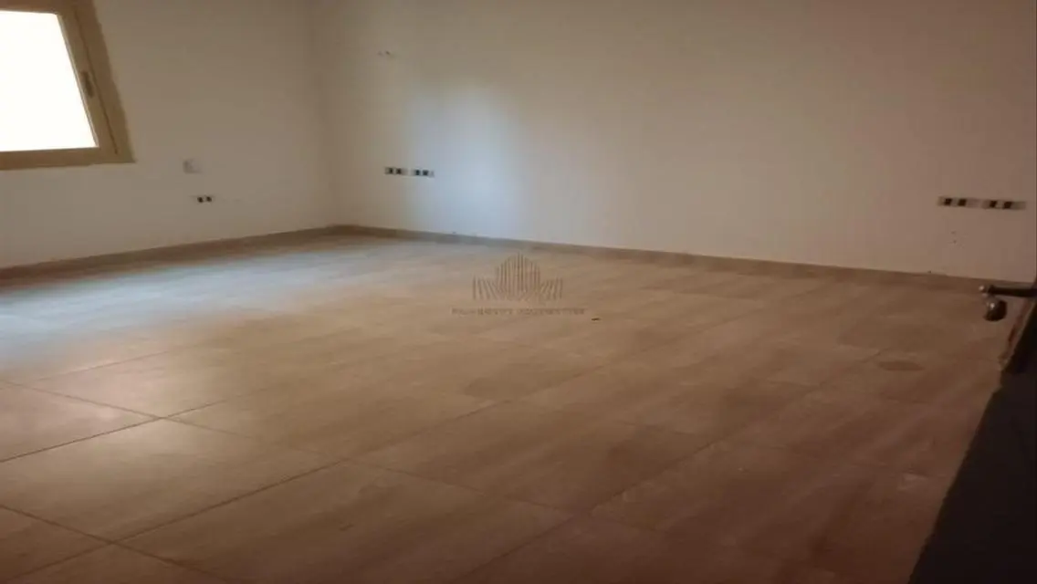 شقه للايجار ٢٤٠م بفيلات البنفسج ١ أمام الرحاب