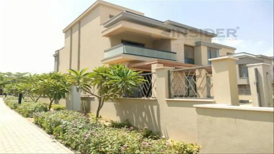OUTER DUPLEX WITH A PRIME LOCATION AT VILLETTE