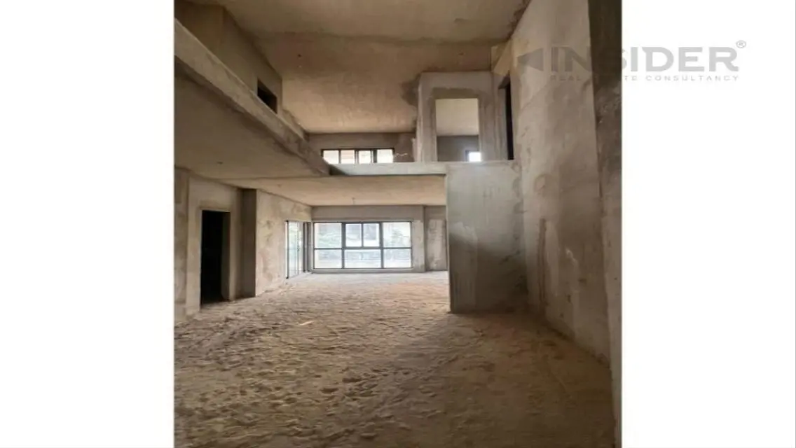 OUTER DUPLEX WITH A PRIME LOCATION AT VILLETTE