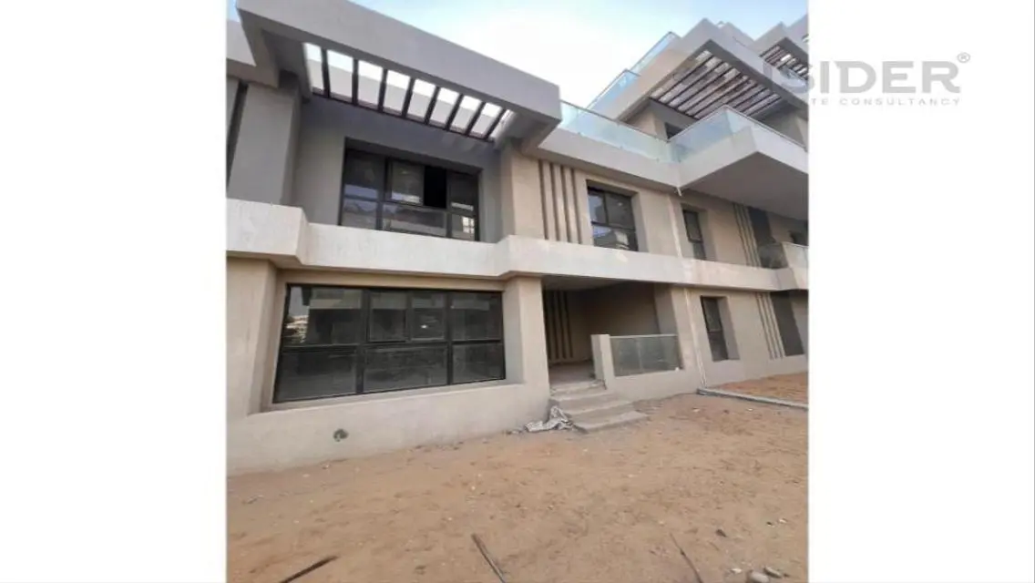 OUTER DUPLEX WITH A PRIME LOCATION AT VILLETTE